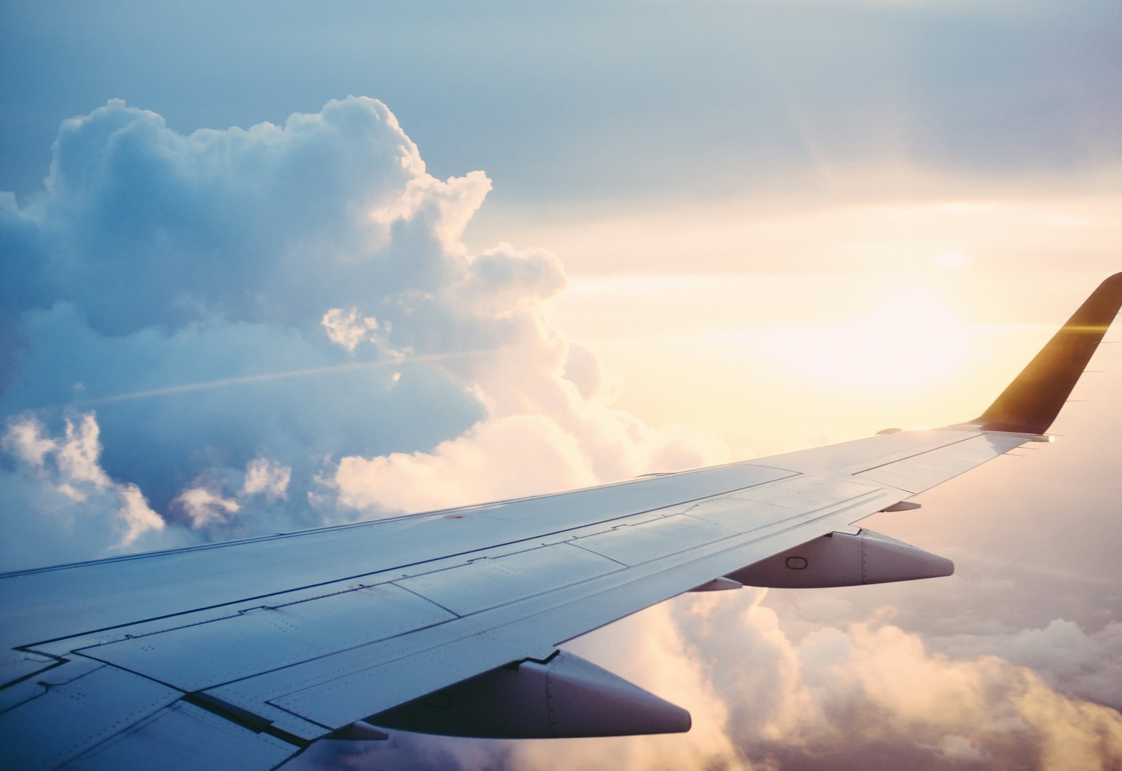 Ala de avión sobre las nubes al atardecer